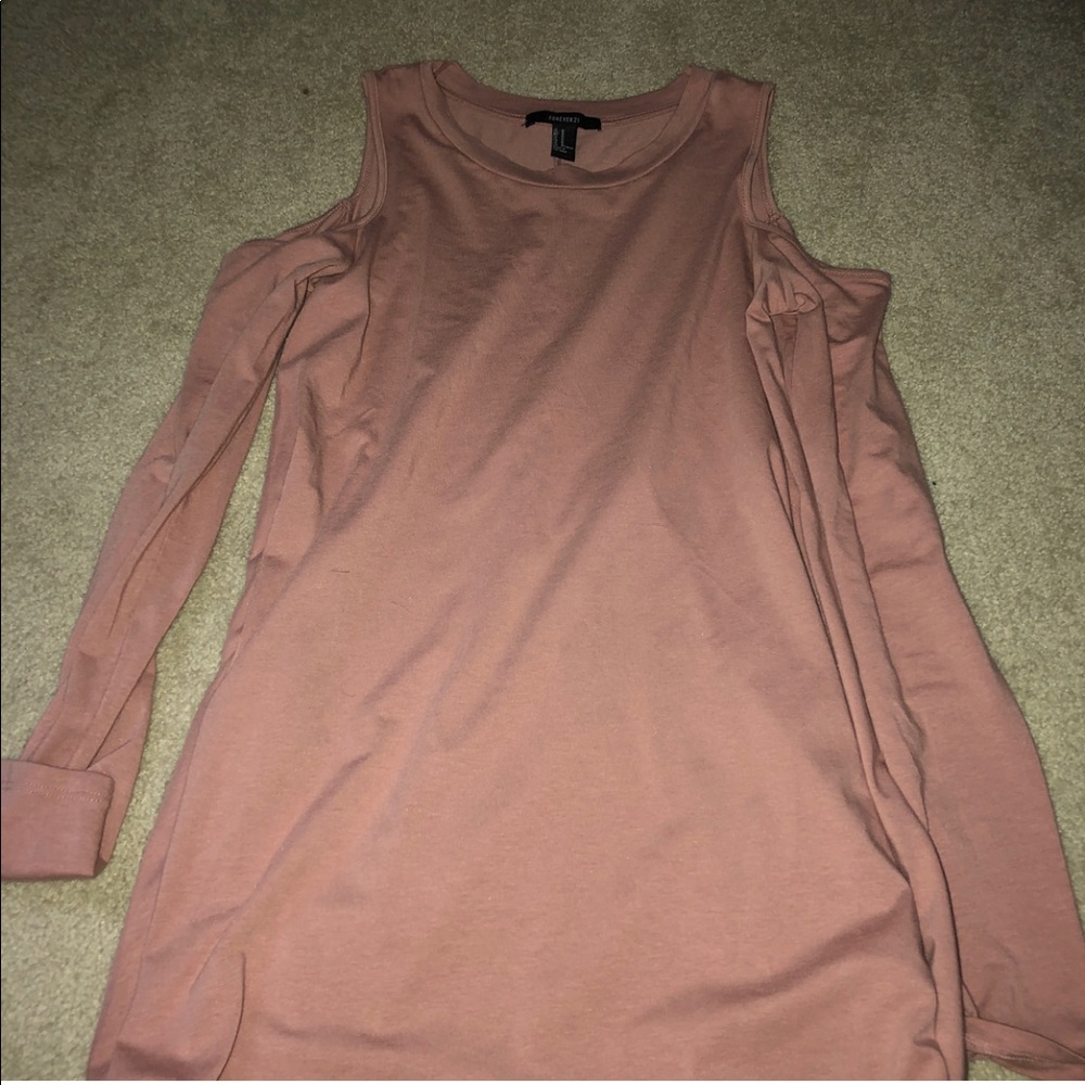 Dress with open shoulders